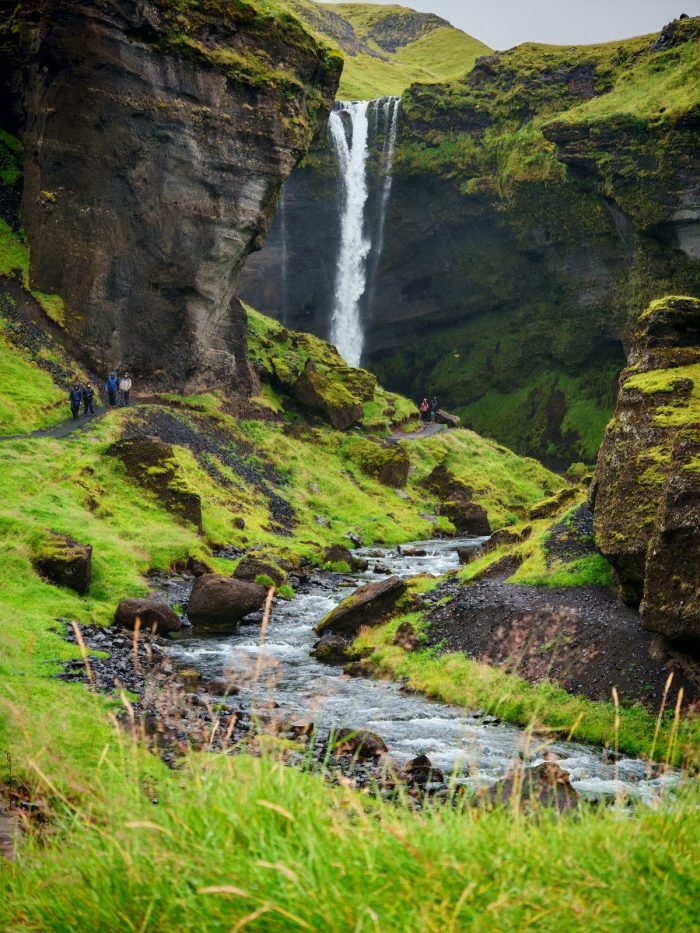 Torrente che scorre in una gola verde e stretta, con presenza umana minima
