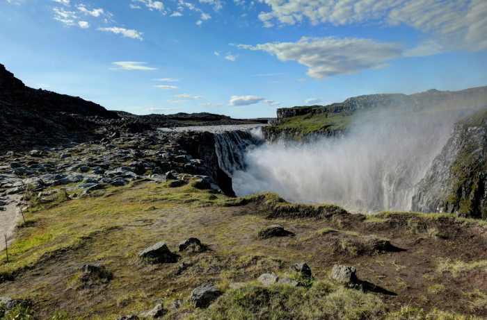 Grande cascata con spruzzi e arcobaleno sul bordo del canyon