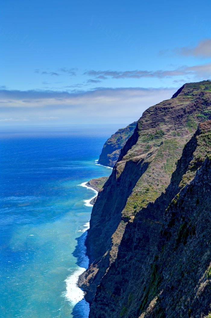 Vista panoramica di un promontorio costiero con mare e scogliere